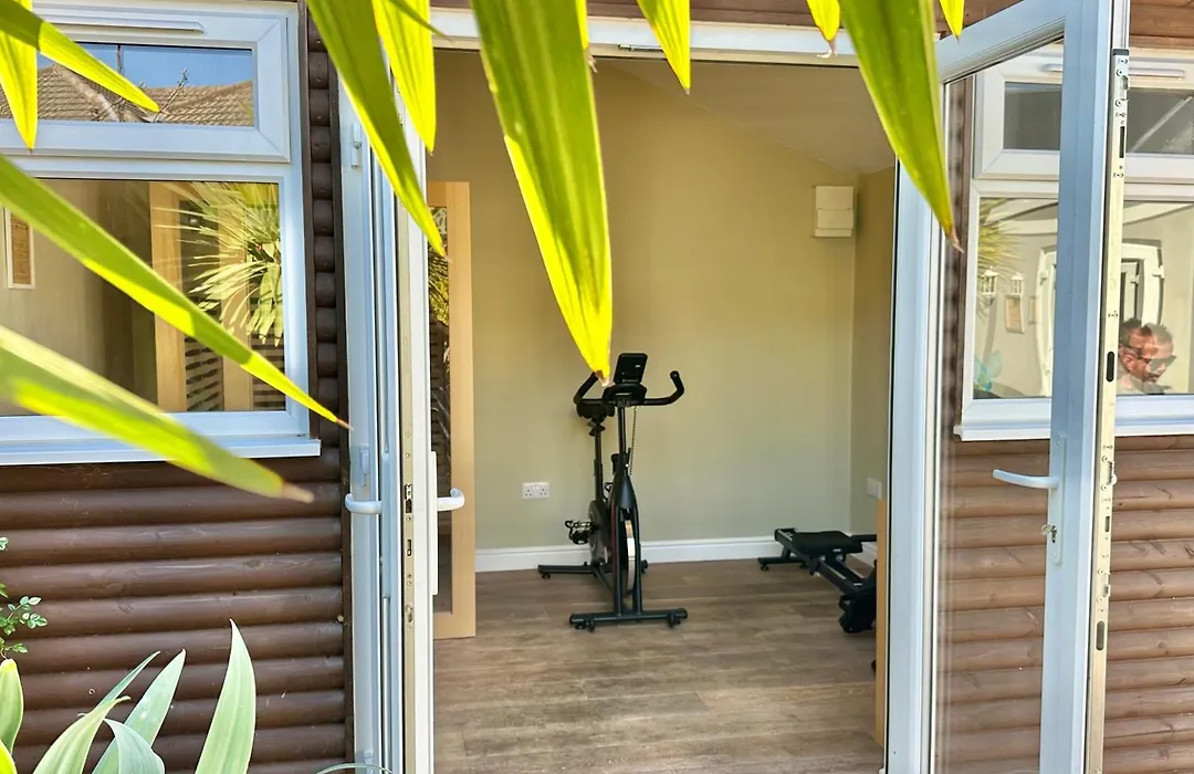 Luxurious Retreat - Hot Tub - Pool Table - Gym - Sauna - Cinema Room - Free Parking - Wifi - Close To Beach-1
