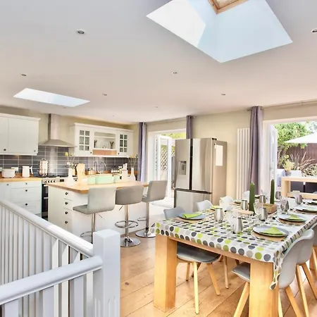 Luxurious Retreat - Hot Tub - Pool Table - Gym - Sauna - Cinema Room - Free Parking - Wifi - Close To Beach-2
