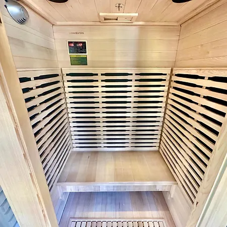 Luxurious Retreat - Hot Tub - Pool Table - Gym - Sauna - Cinema Room - Free Parking - Wifi - Close To Beach-3